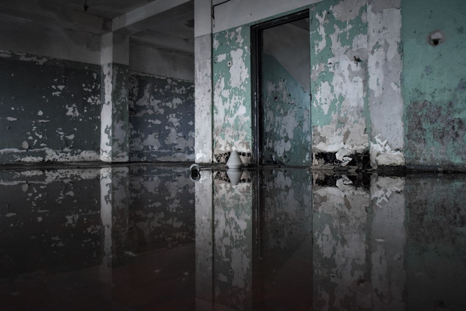 Sous-sol inondé, eau stagnante au sol