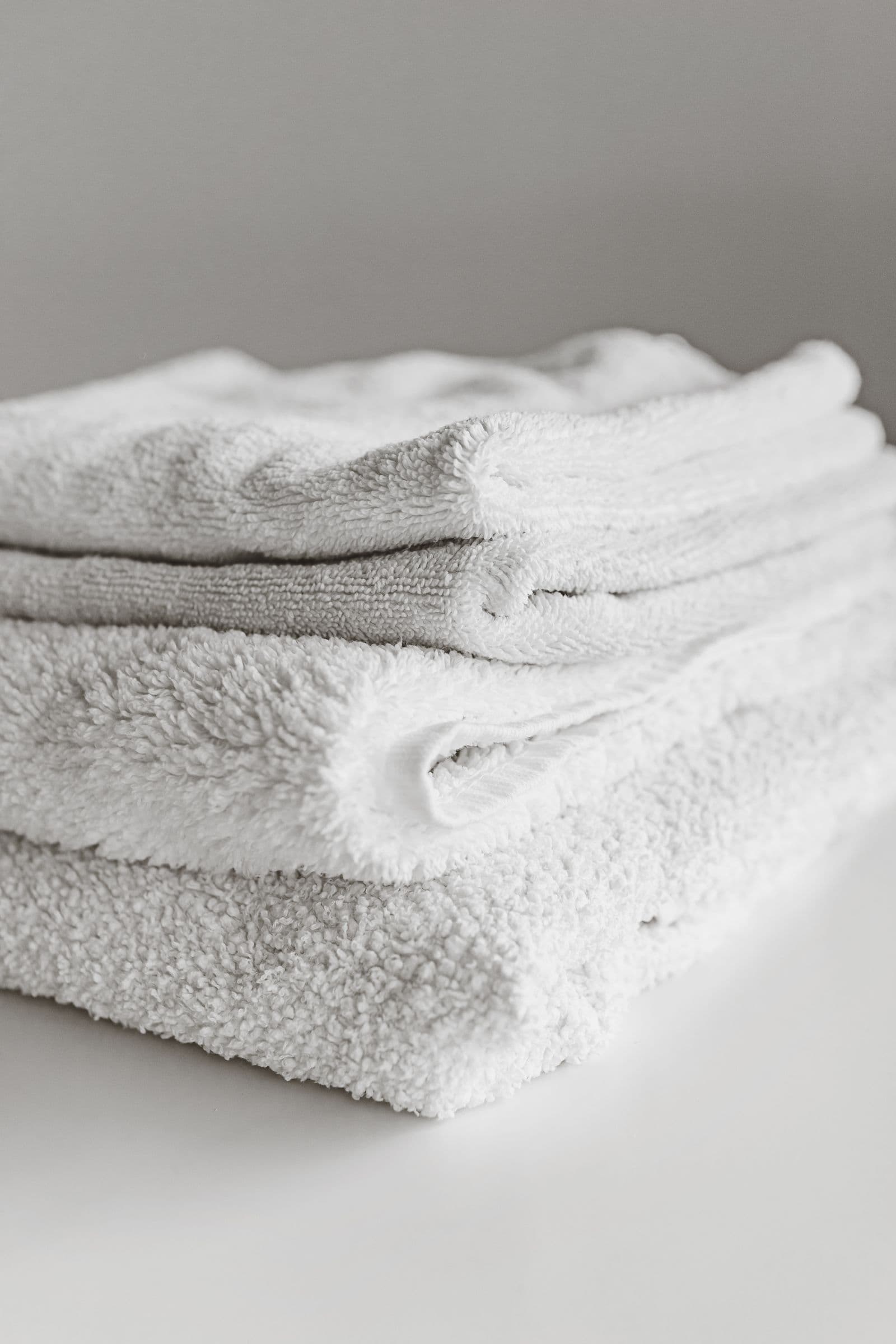 Serviettes blanches pliées en pile