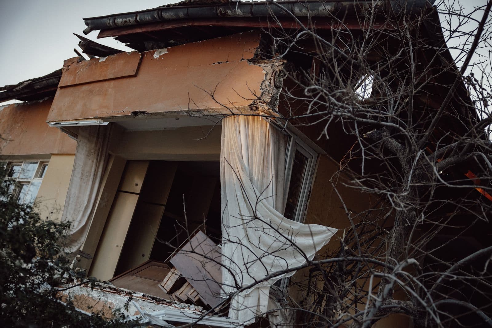 Façade d'une maison endommagée par un incendie