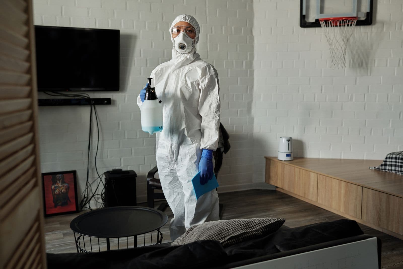 Intervenant en combinaison de protection dans une pièce à traiter