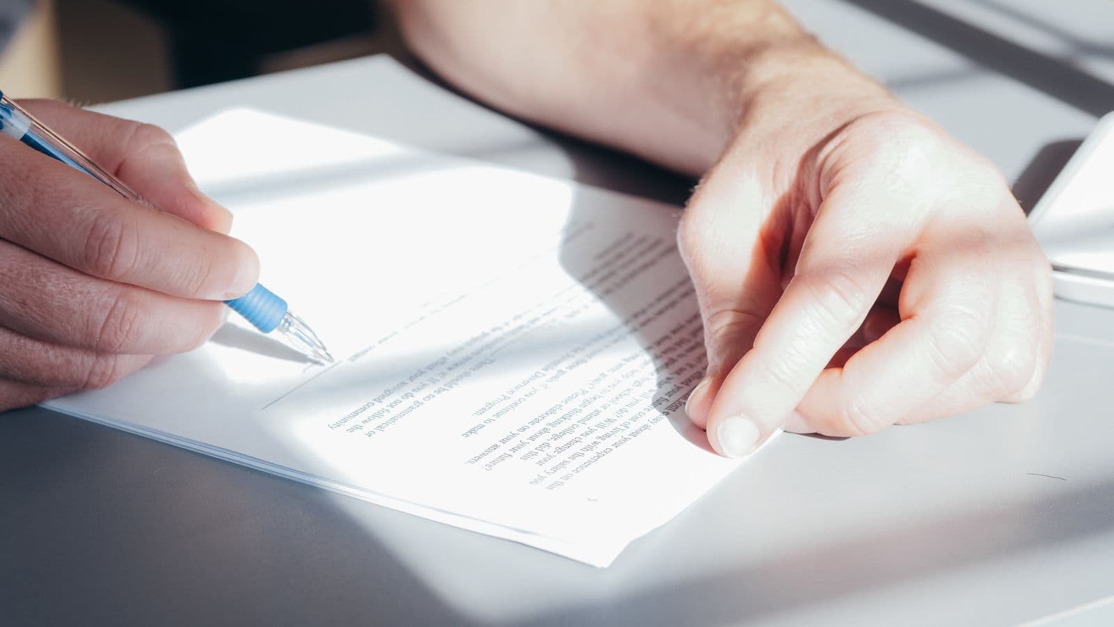 Signature d'un document de déclaration de sinistre