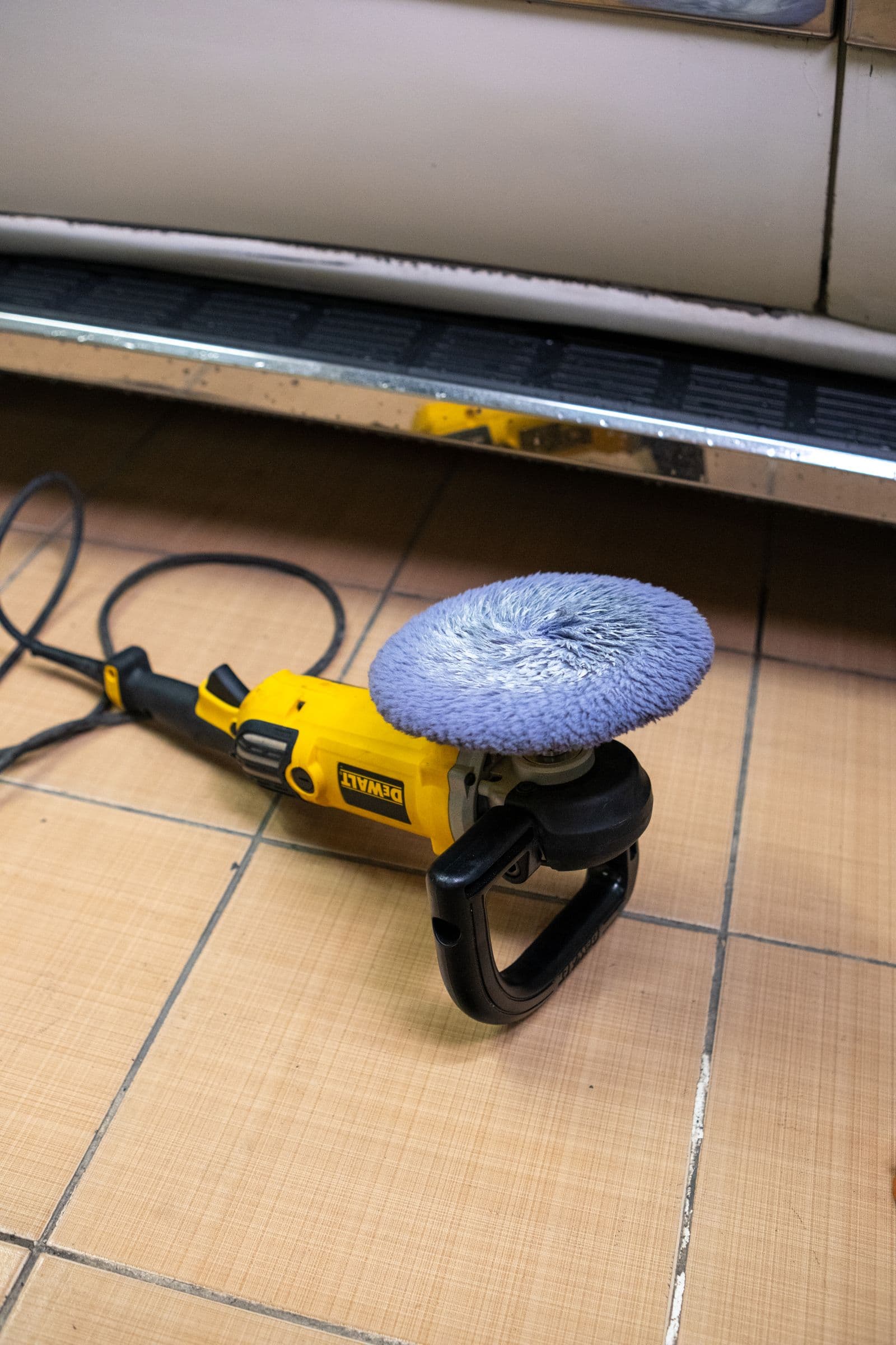 Monobrosse posée sur un carrelage à décaper