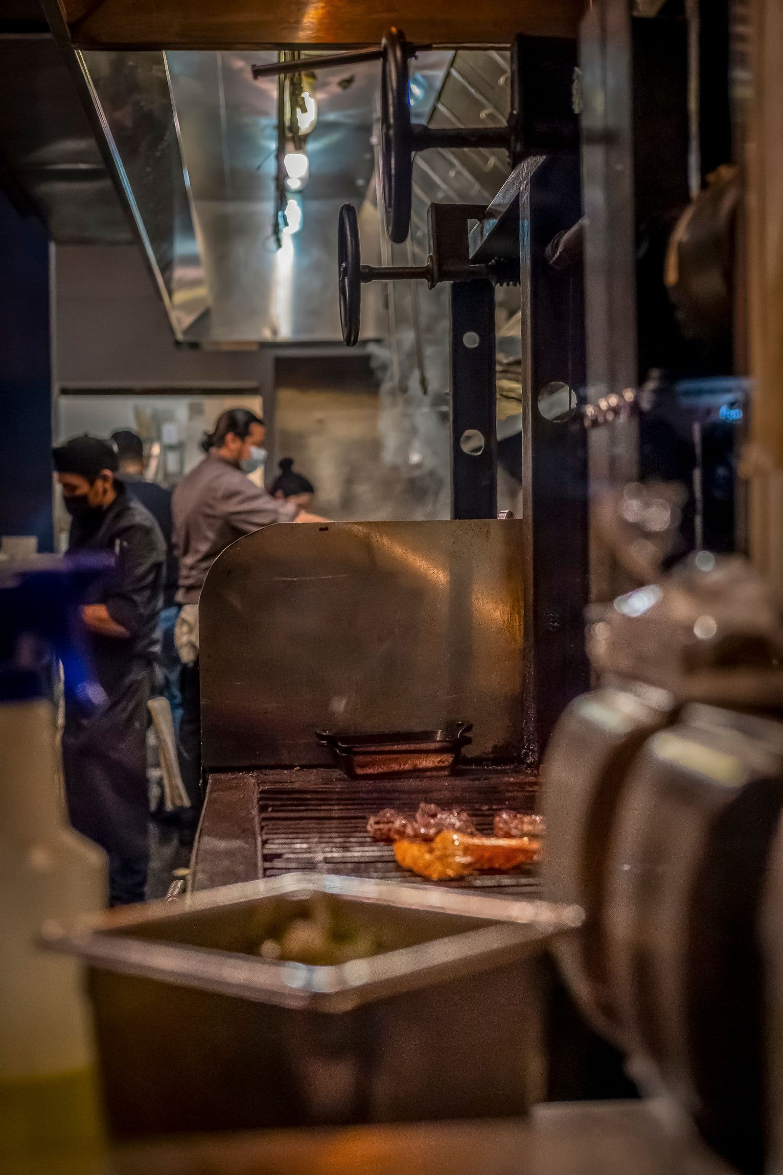 Hotte d'extraction au-dessus d'un piano de cuisine professionnelle