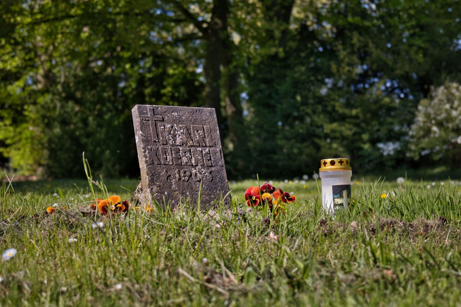 Stèle fleurie dans un cimetière
