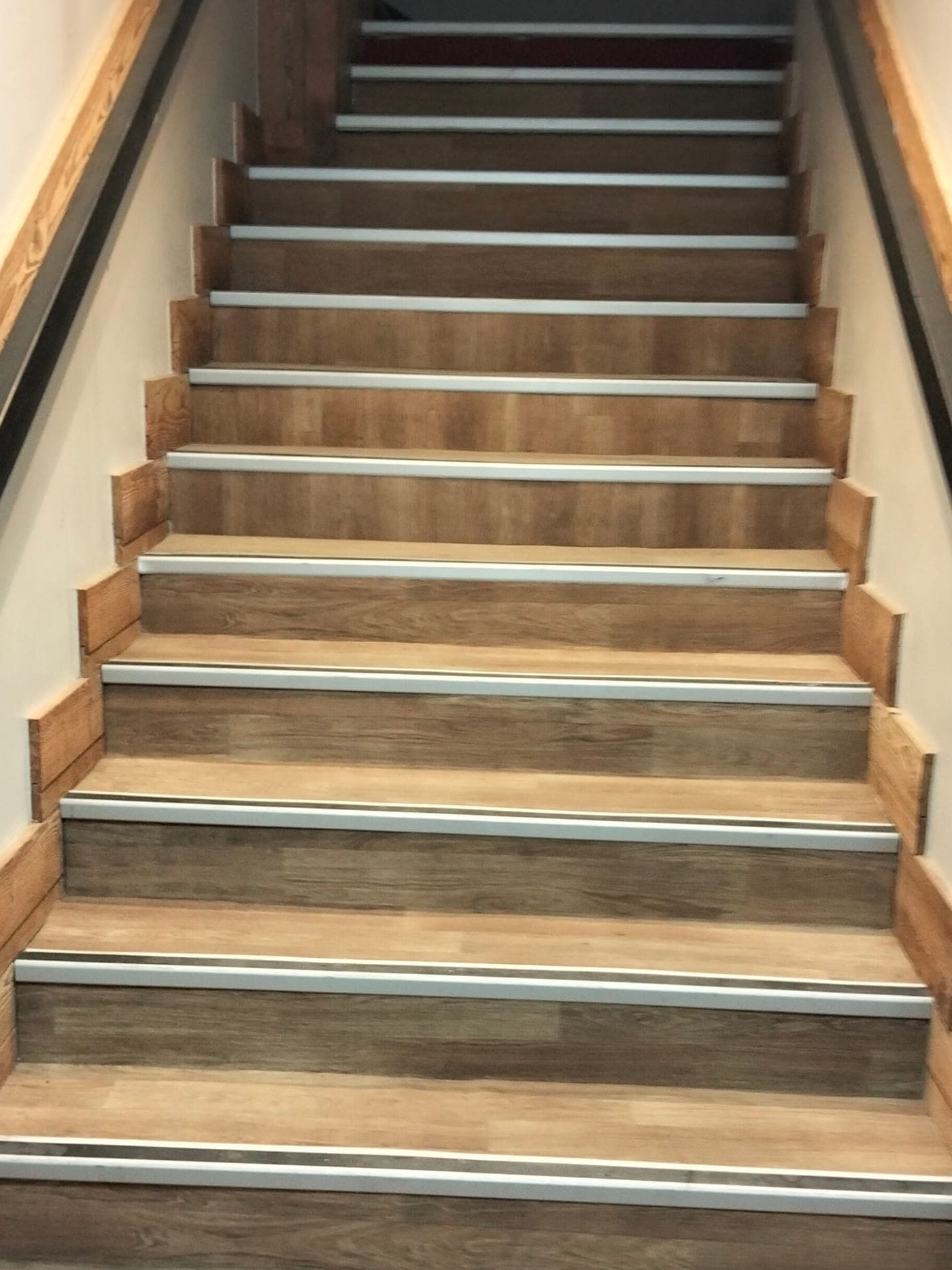 Escalier bois d'une résidence, marches et nez de marche remis en propreté