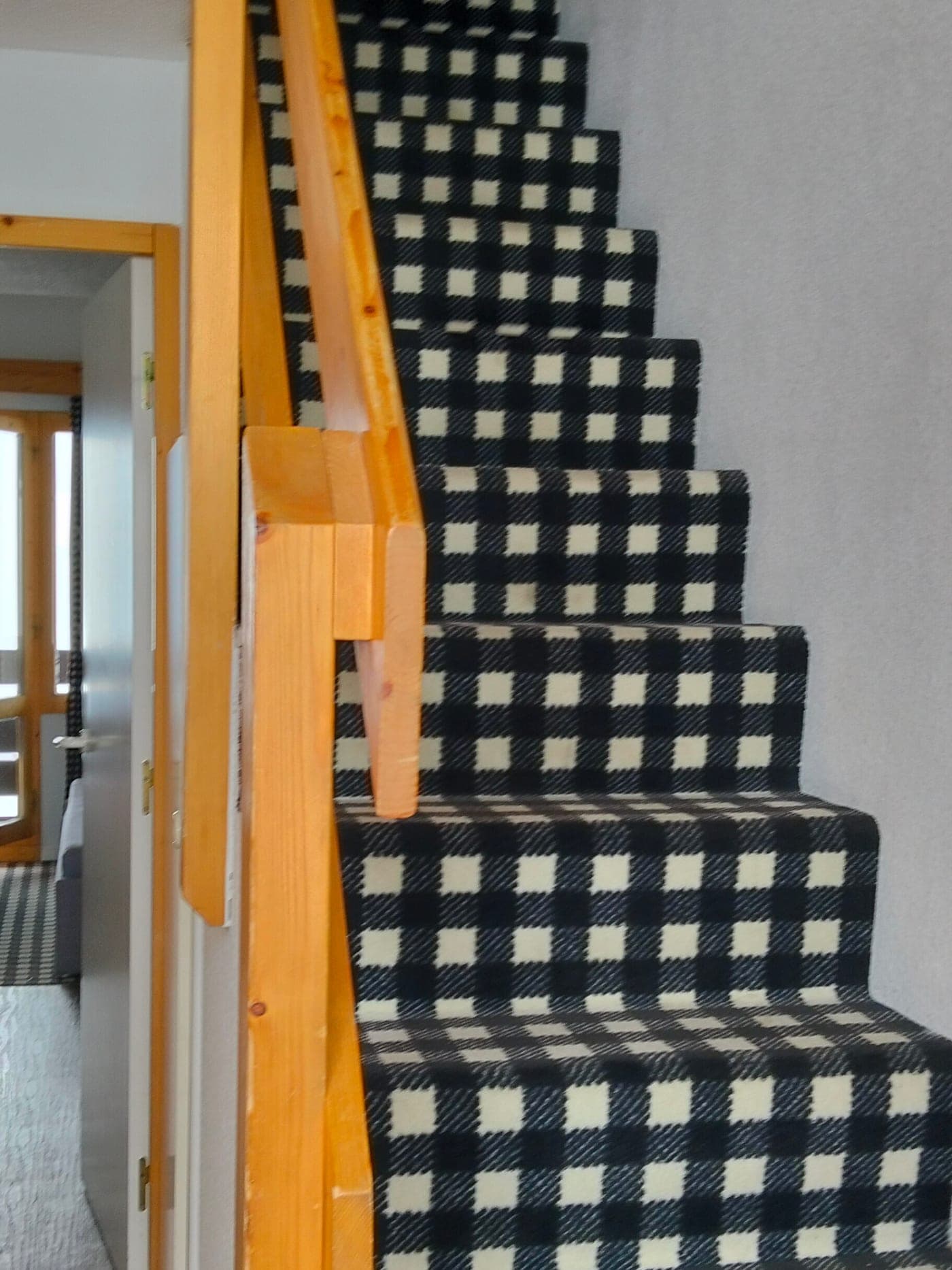 Escalier d'un chalet de Tarentaise, moquette et garde-corps en bois nettoyés