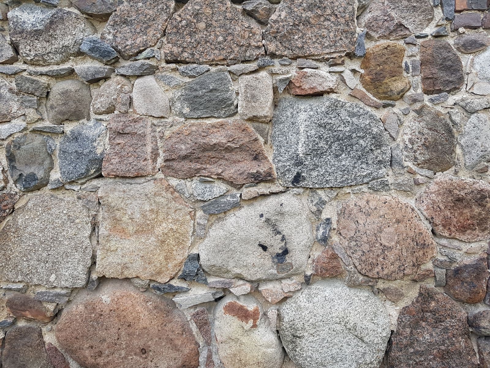 Mur de pierres apparentes remis à nu