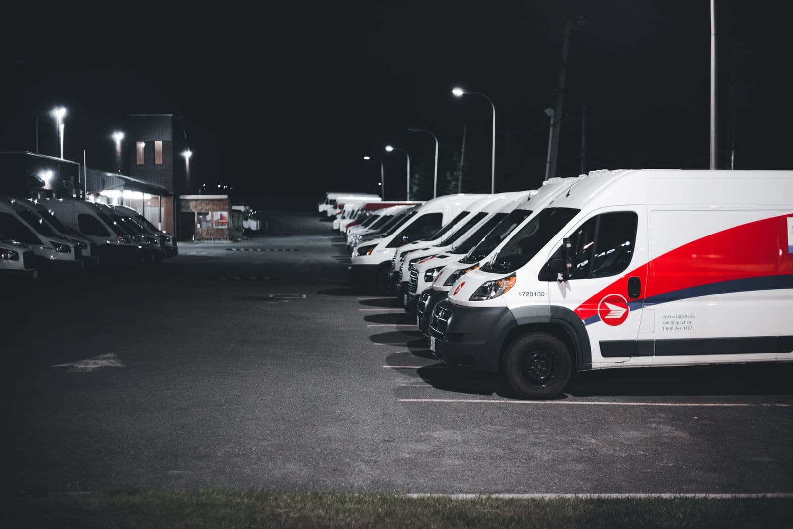 Utilitaires d'une flotte alignés sur un parking