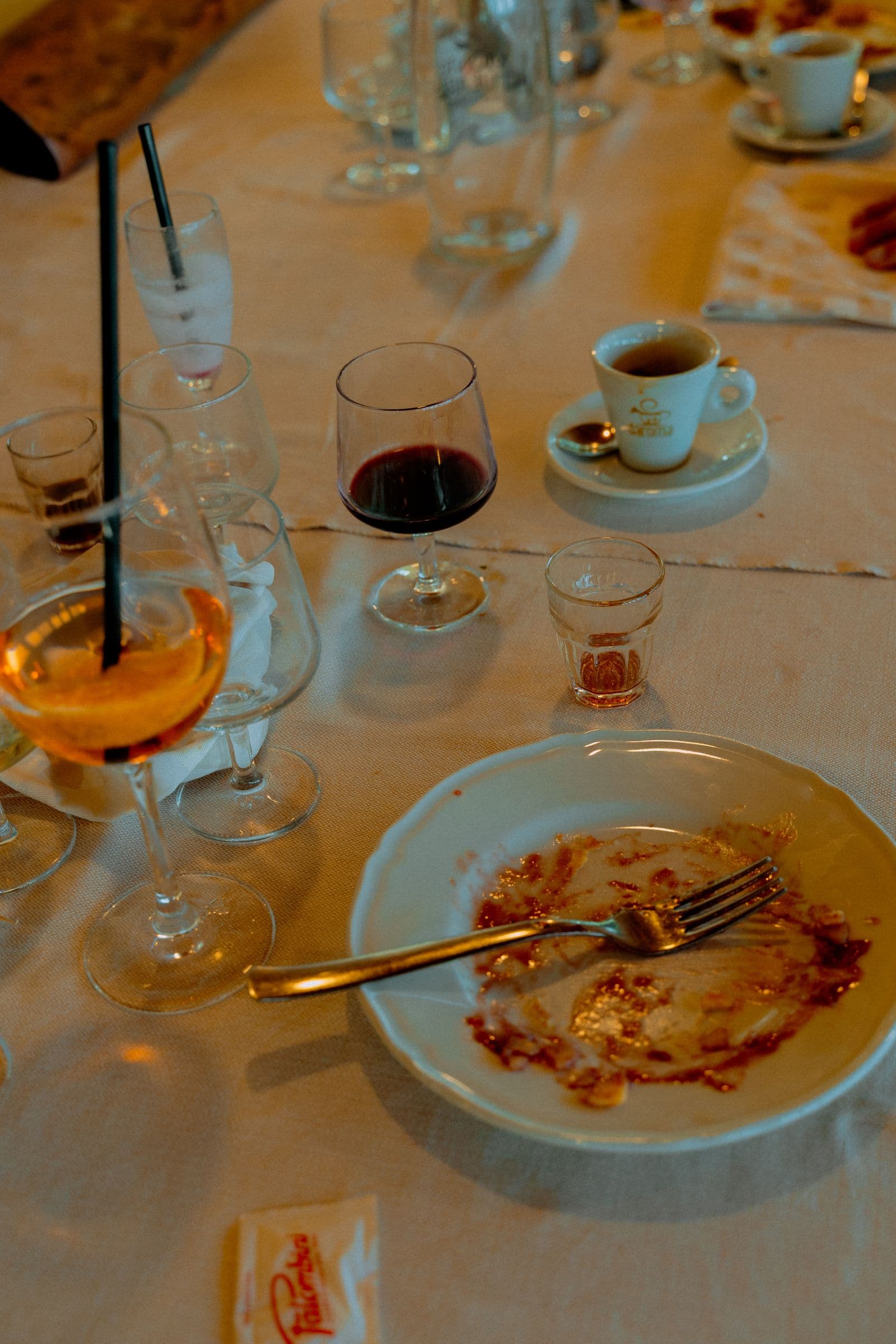 Table de réception après le repas, verres et assiettes à débarrasser