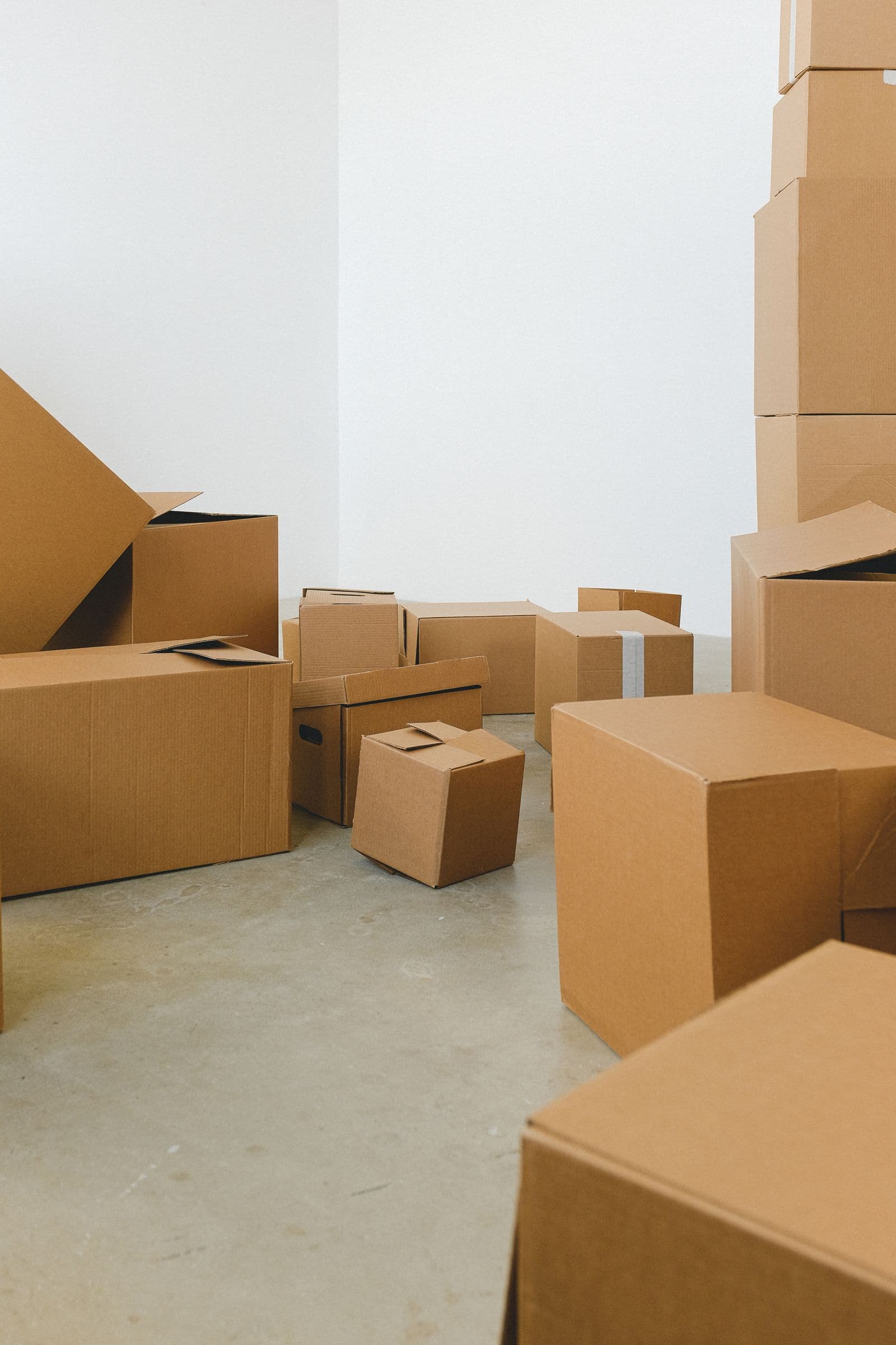 Cartons de déménagement dans une pièce vide