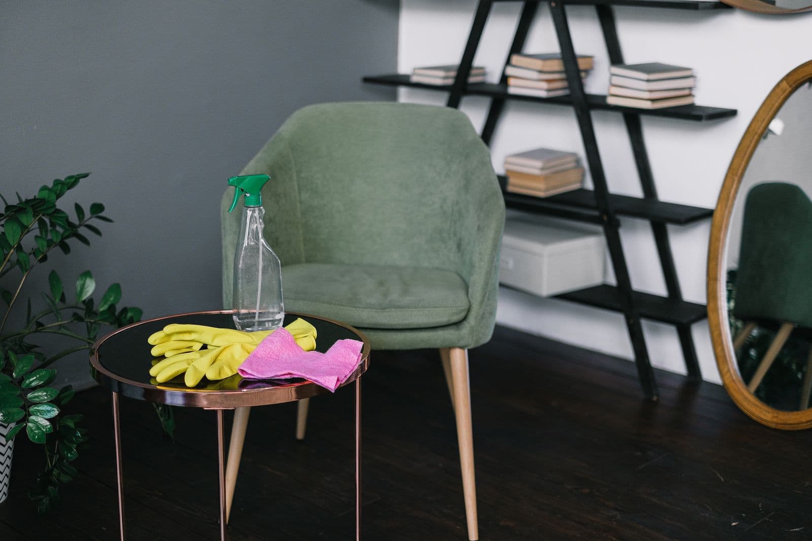 Fauteuil, pulvérisateur et gants posés avant un passage d'entretien