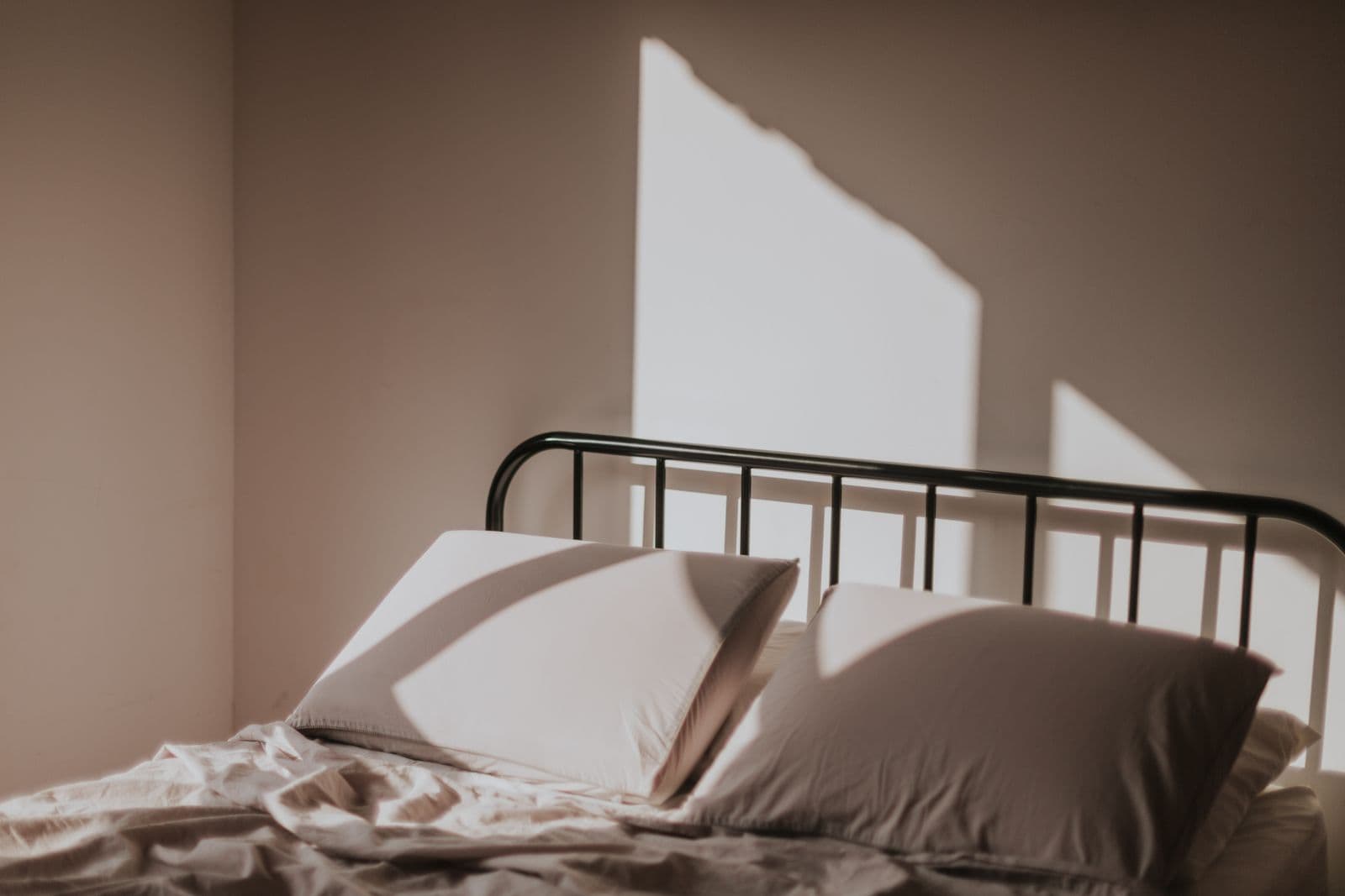 Lit refait dans un logement de location