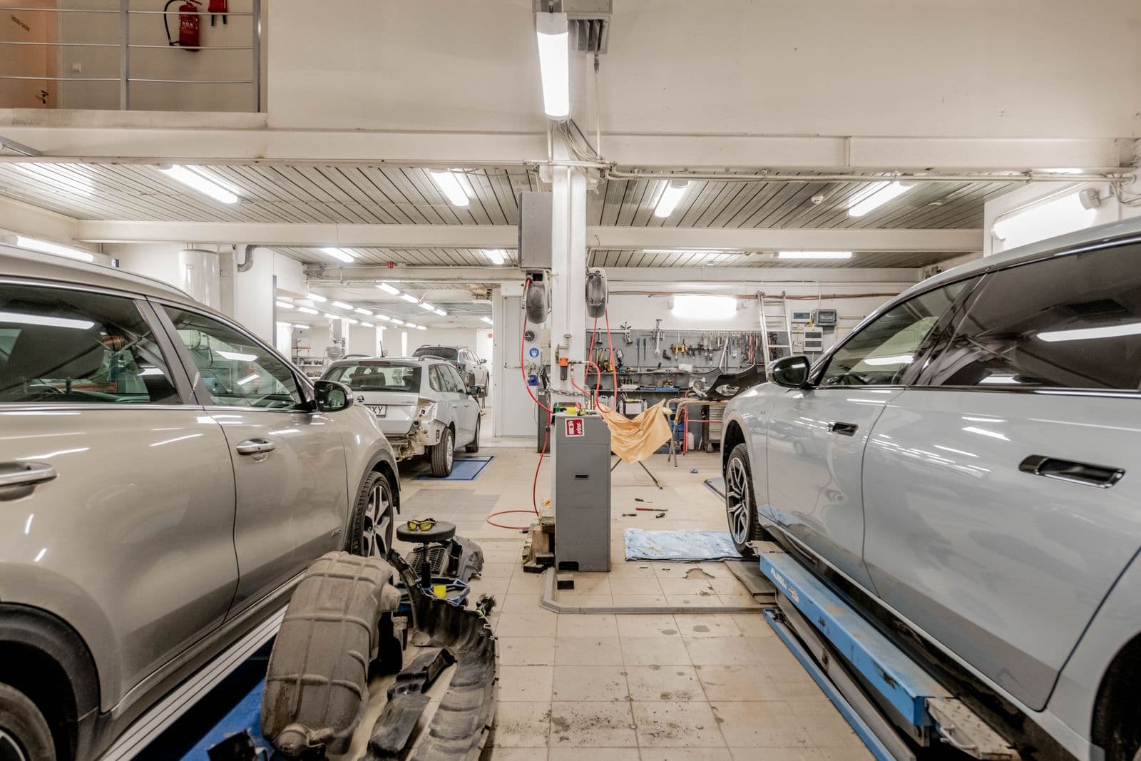 Atelier de réparation automobile, véhicules sur ponts