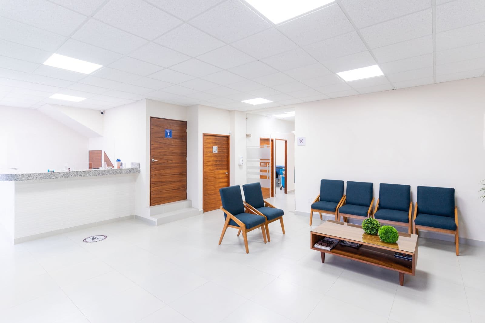 Salle d'attente d'un cabinet, sièges et sol clairs
