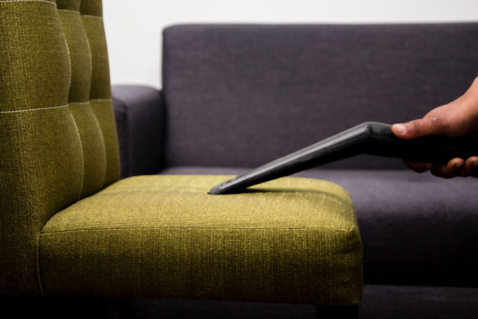 Aspiration d'une assise de canapé en tissu