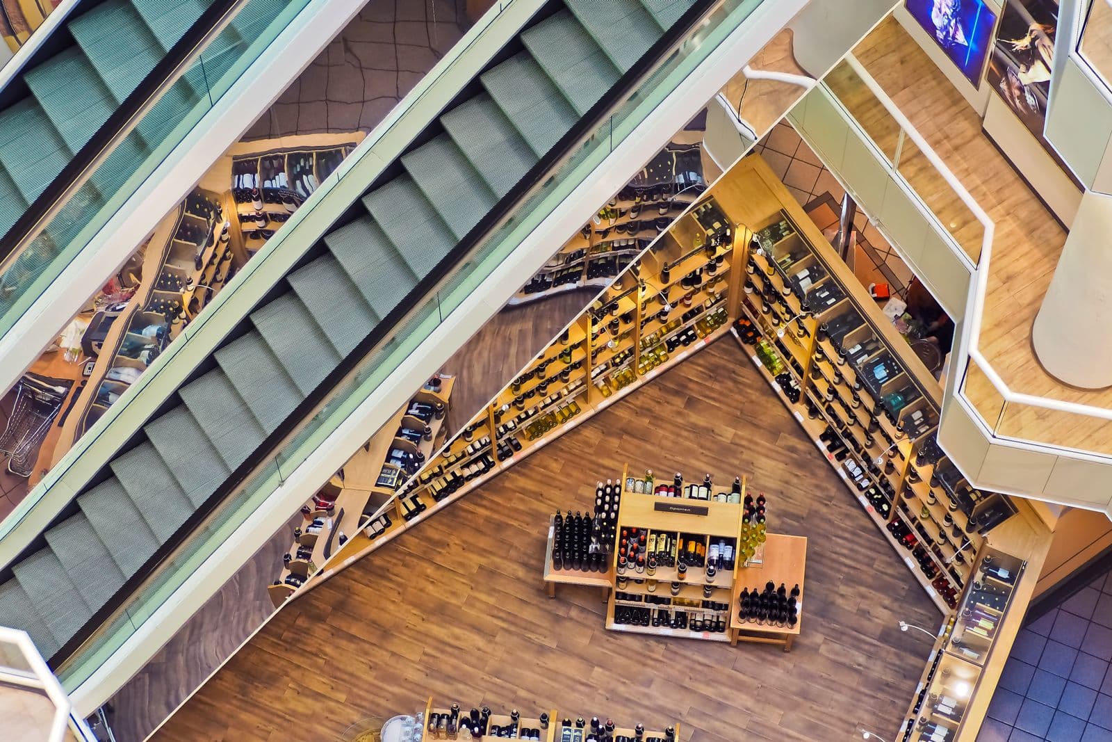 Galerie commerciale vue de haut, sols et vitrines