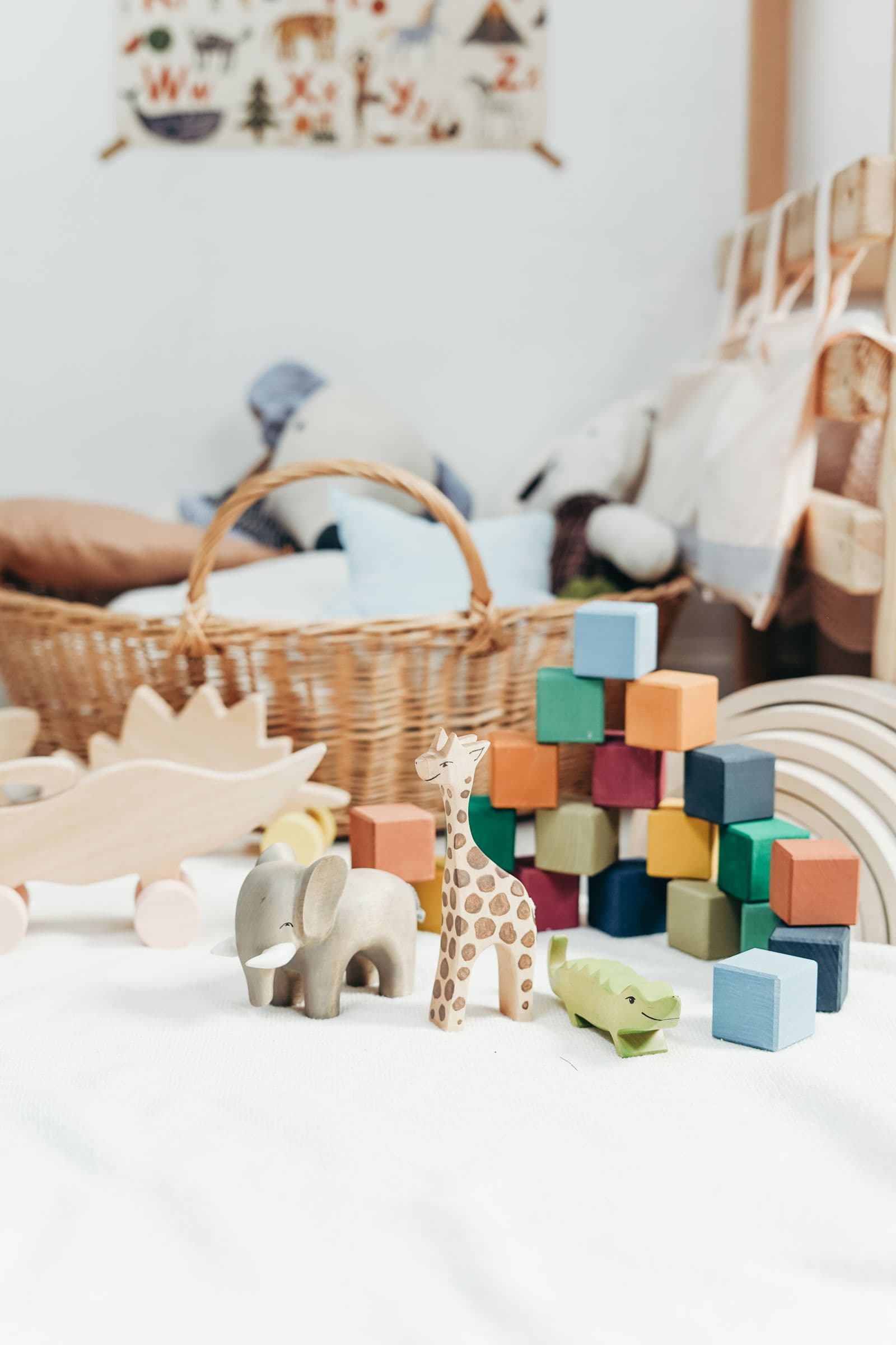 Jouets en bois rangés dans un panier de crèche