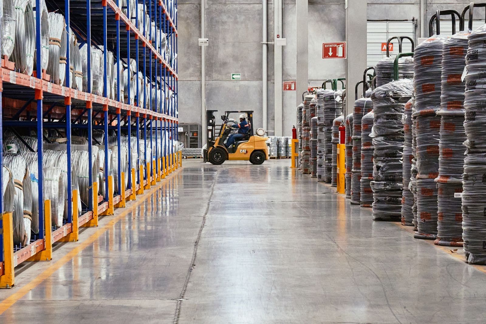 Allée d'entrepôt logistique et rayonnages