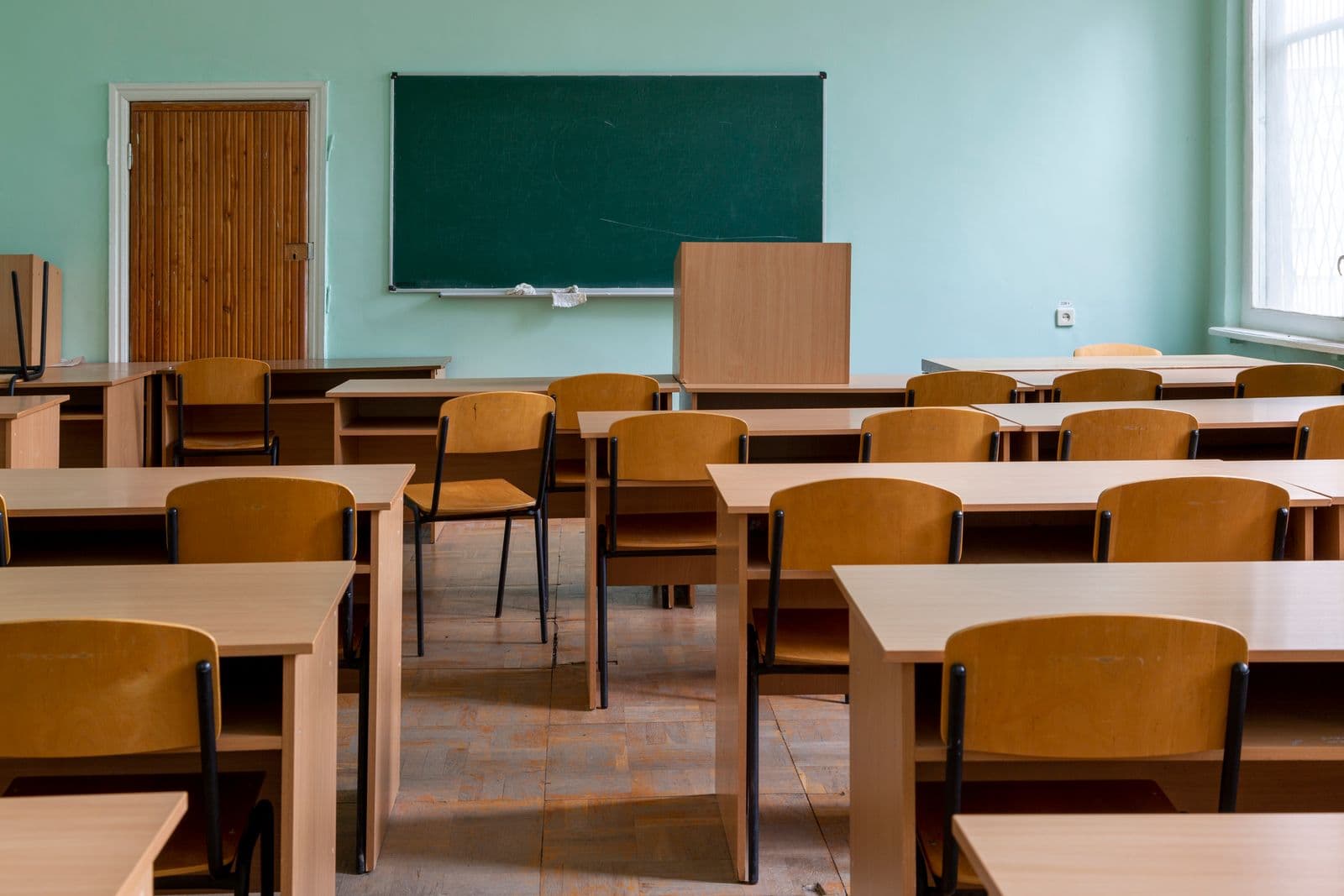Salle de classe vide, tables et tableau