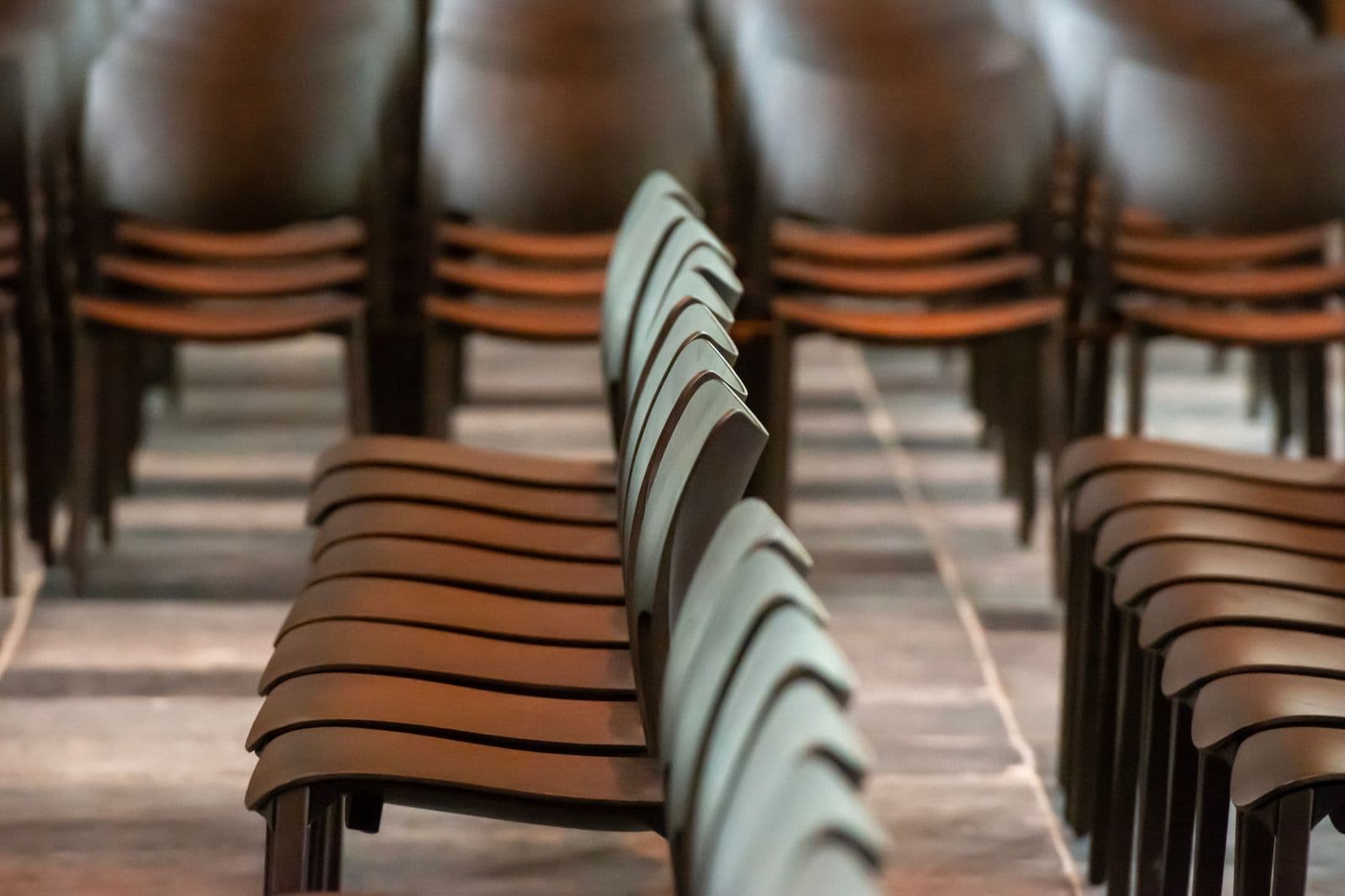 Chaises empilées après un événement