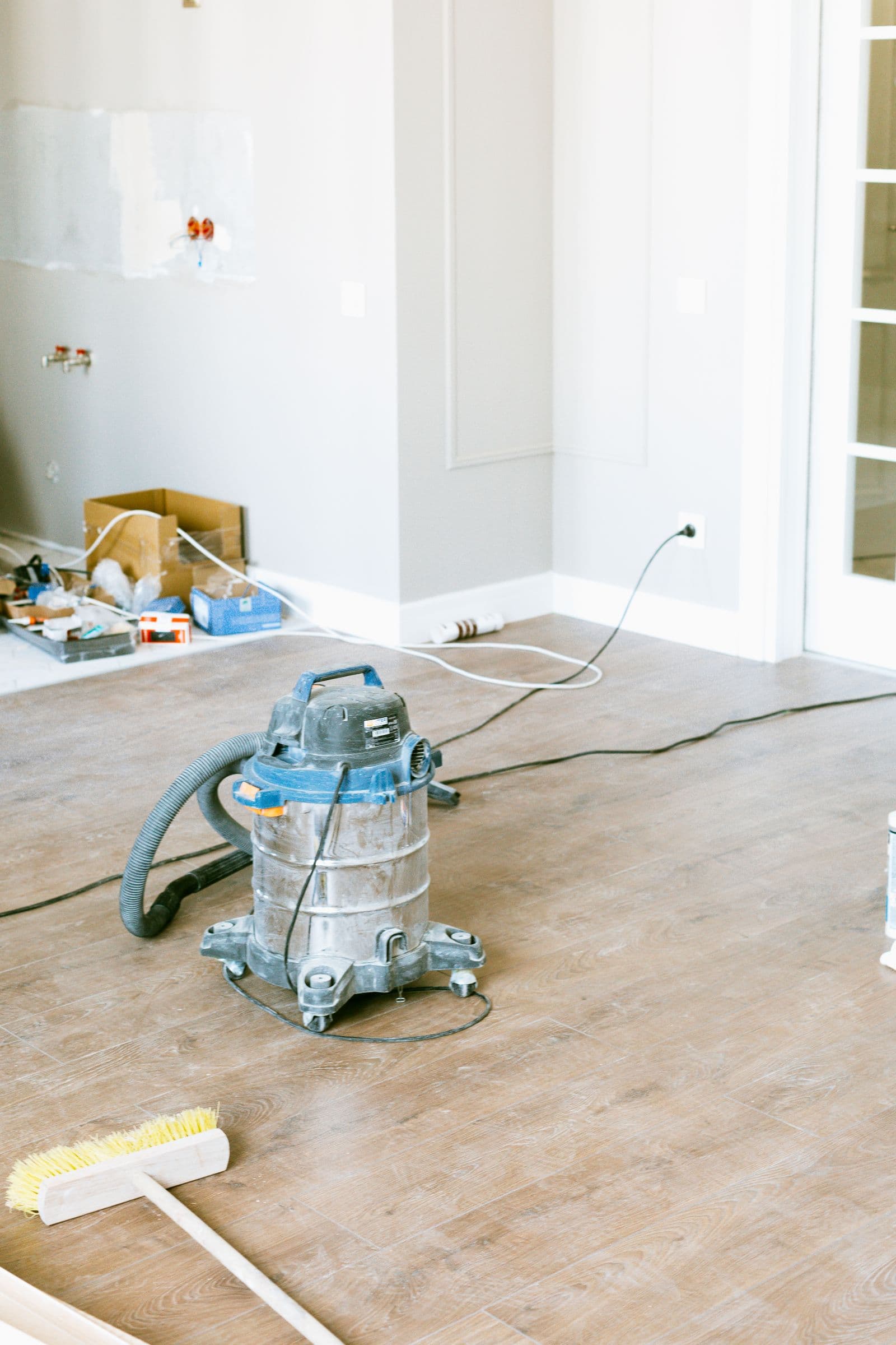 Aspirateur de chantier dans une pièce en fin de travaux