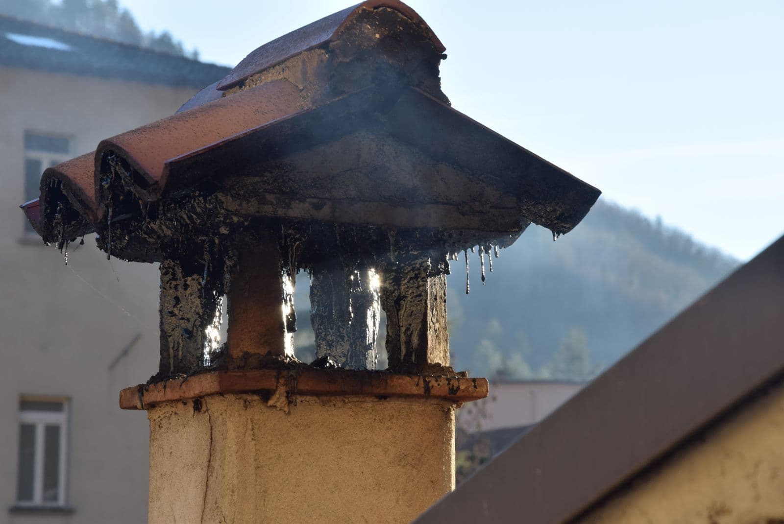 Souche de cheminée noircie par la suie