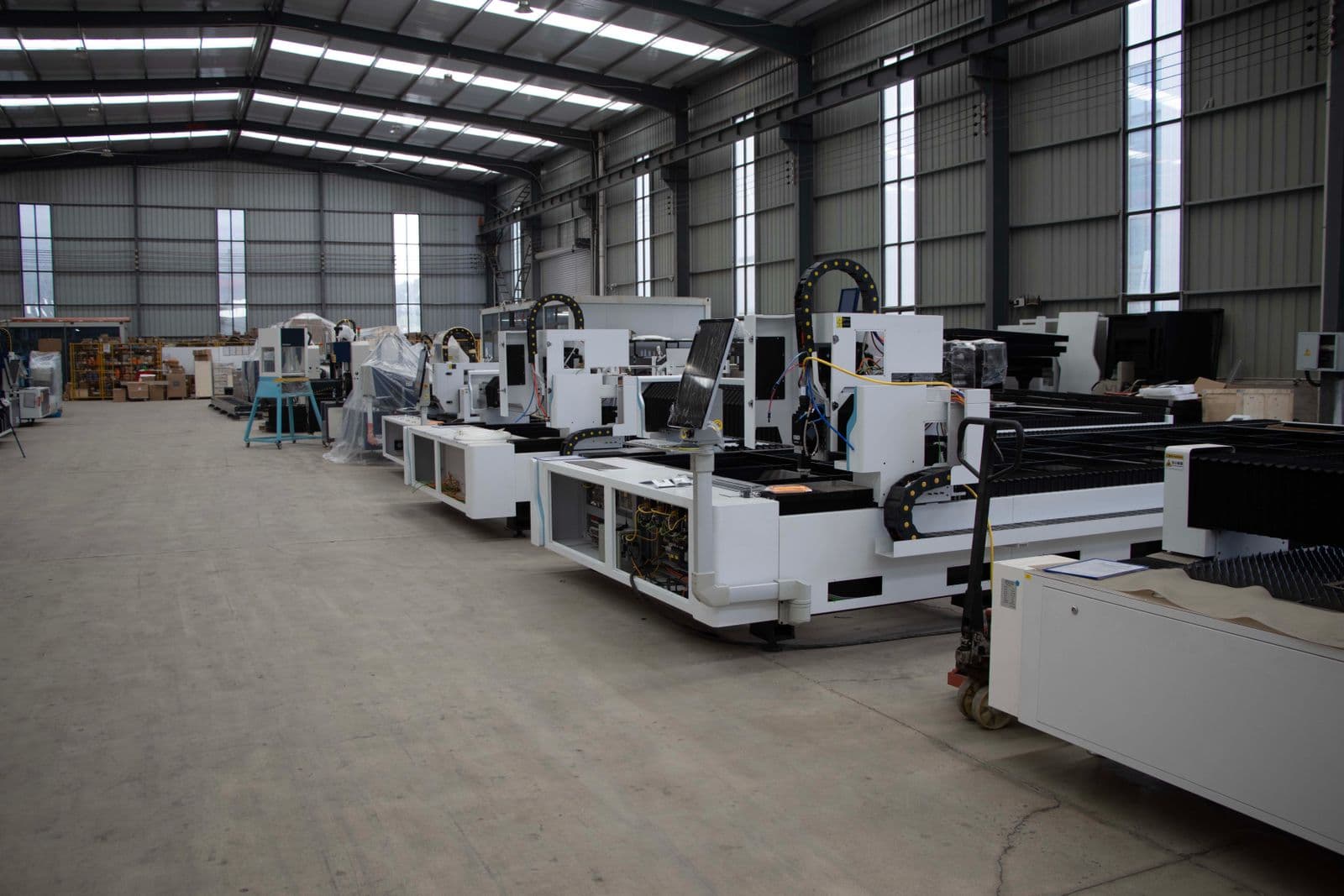 Hall industriel et ses machines de production