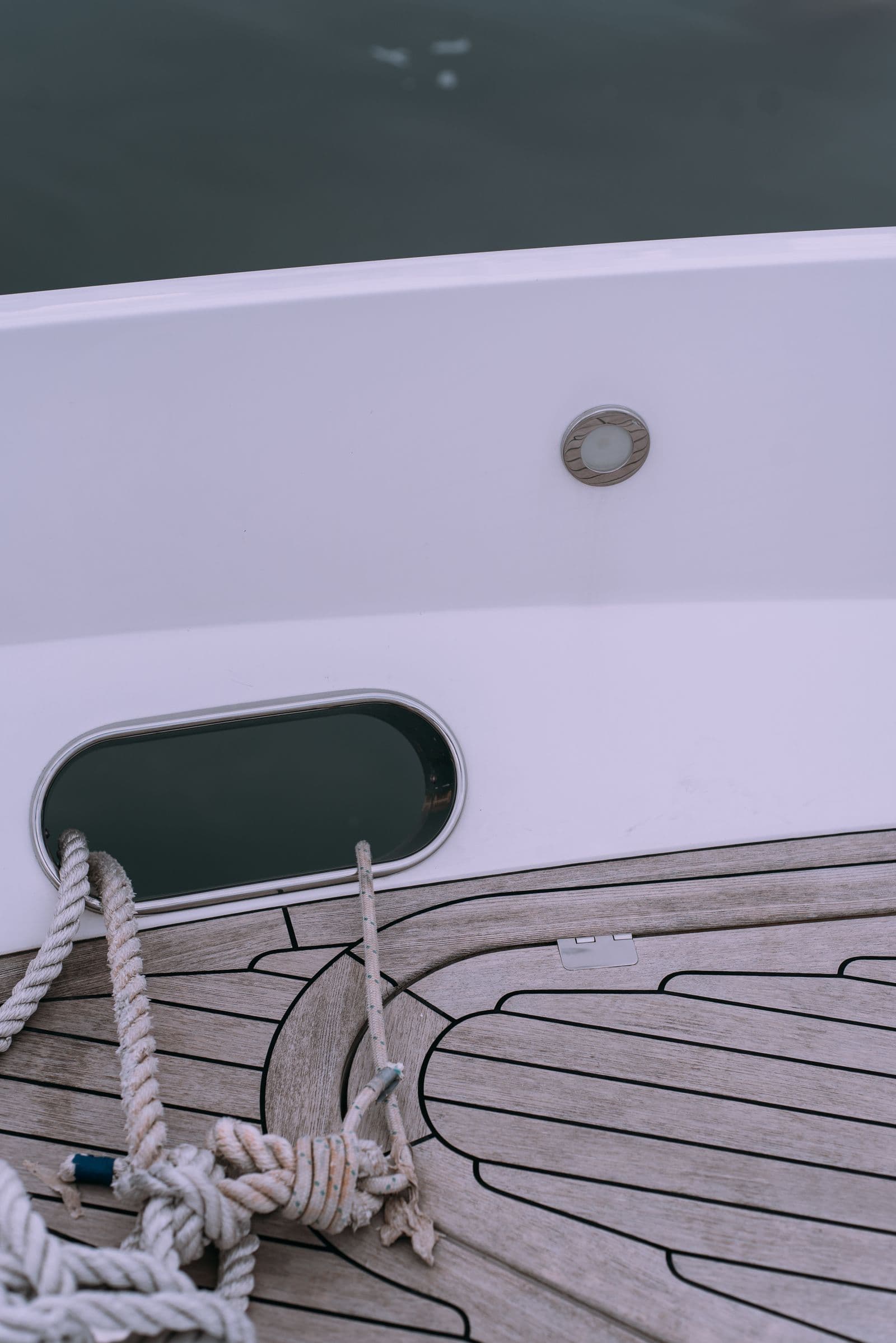 Coque et hublot d'un bateau de plaisance