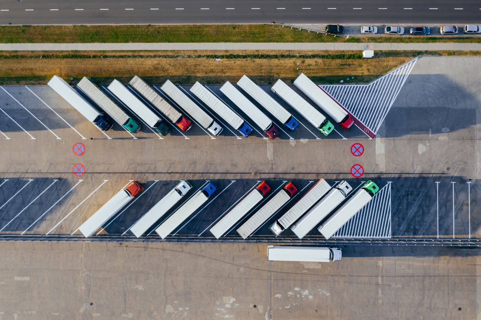 Semi-remorques stationnés sur une aire