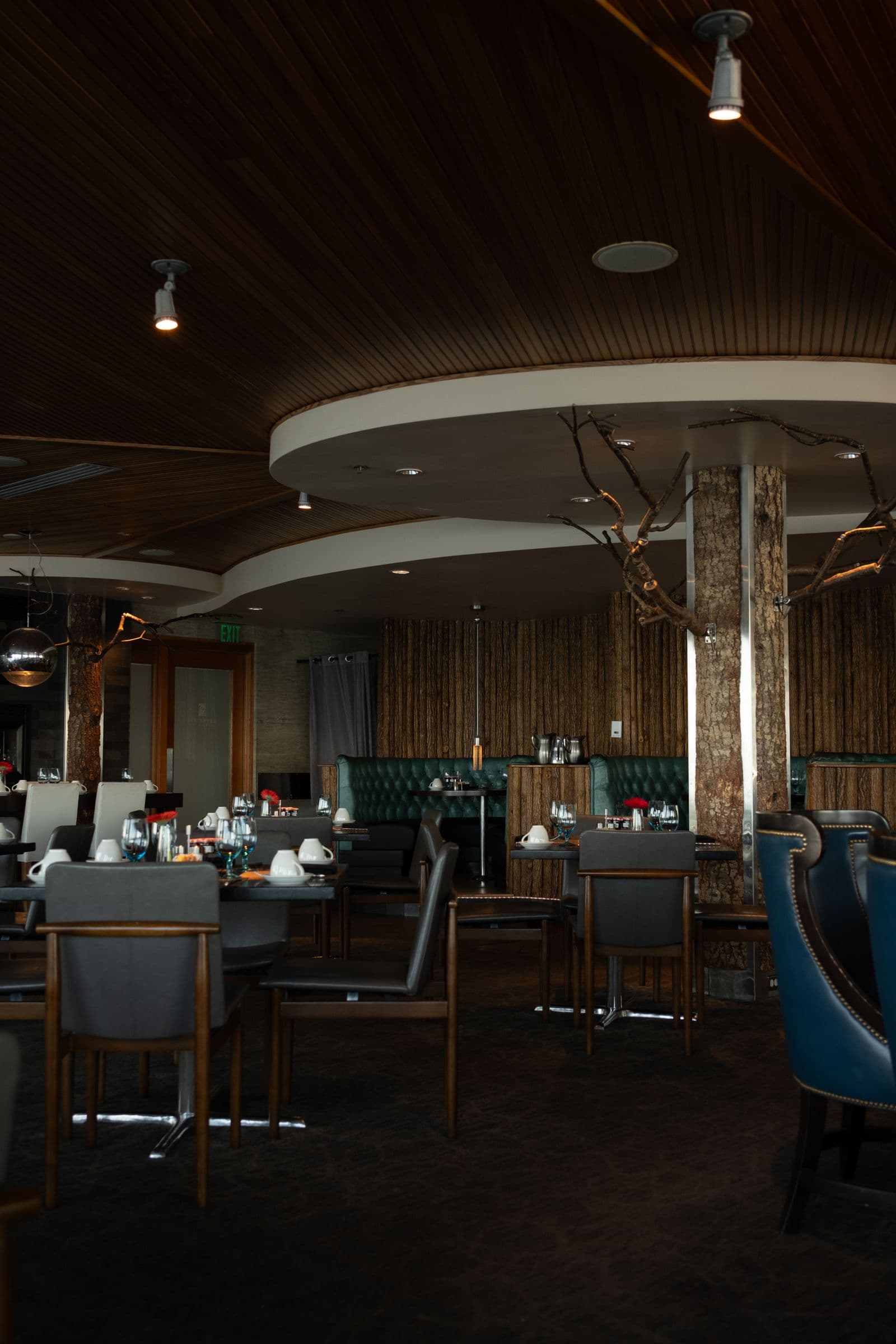 Salle de restaurant vide avant le service