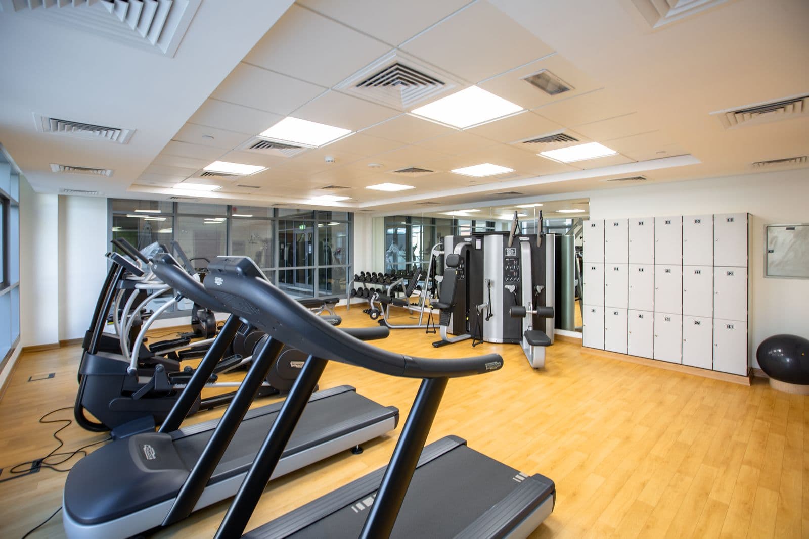 Salle de sport équipée de tapis de course