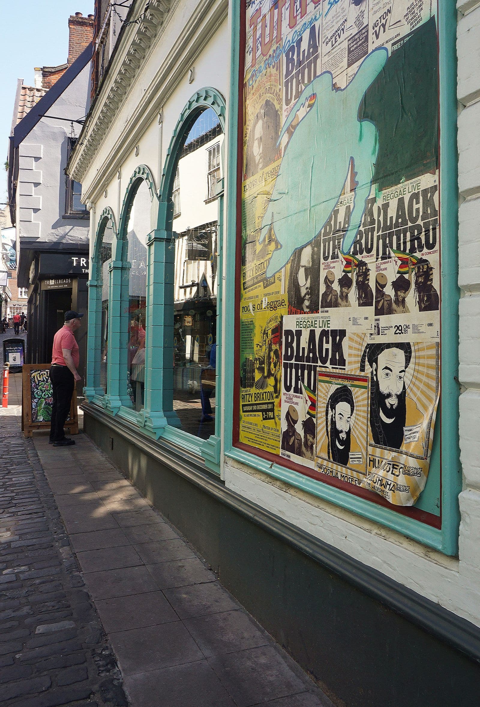 Devantures de commerces le long d'une rue