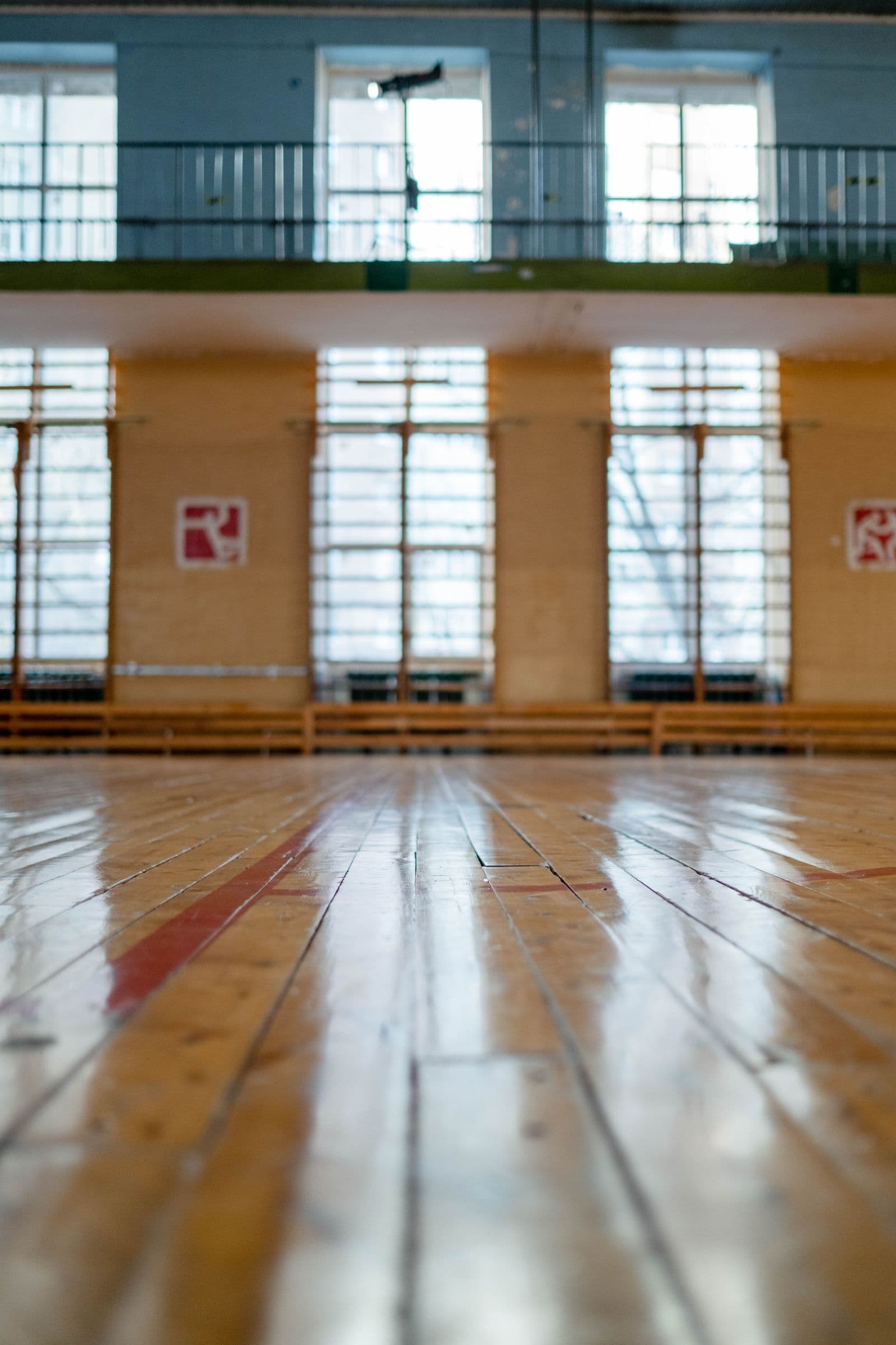 Sol de hall poli reflétant la lumière