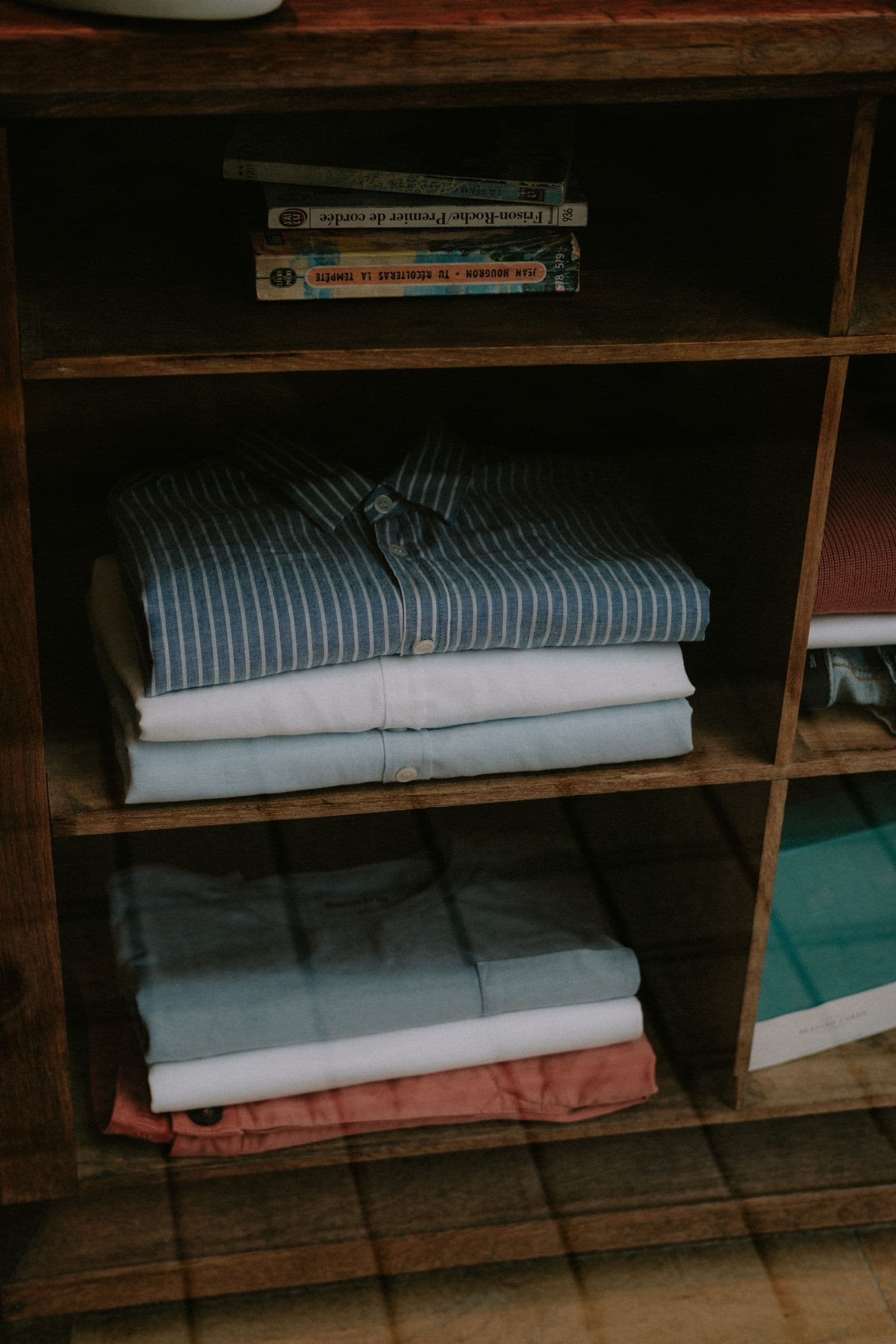 Piles de linge plié et rangé sur une étagère