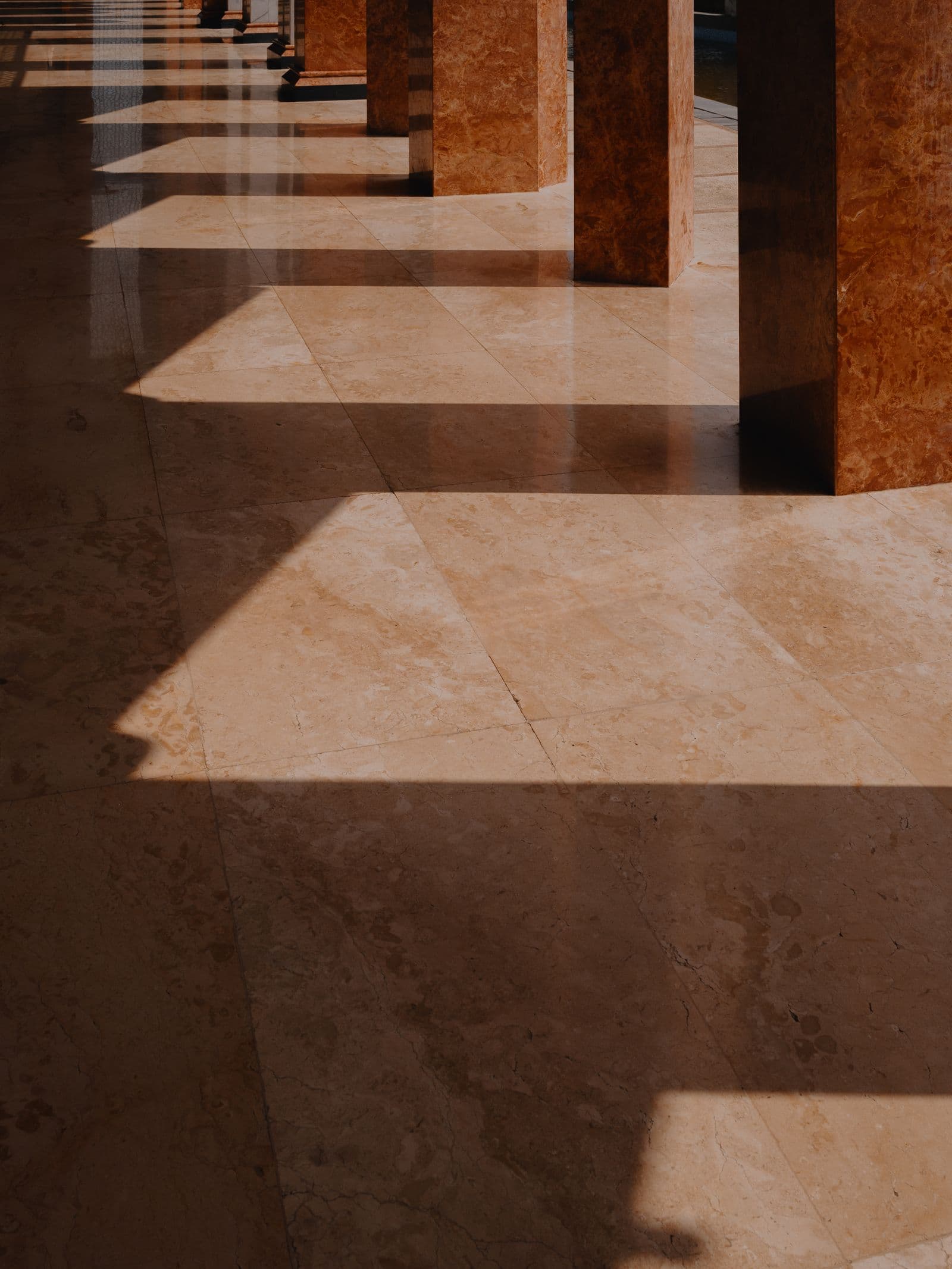 Dallage de marbre poli sous une lumière rasante