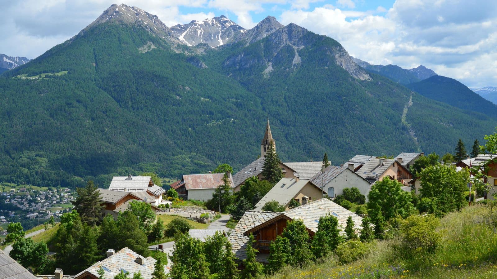 Village de Tarentaise au pied des sommets, toitures et clocher