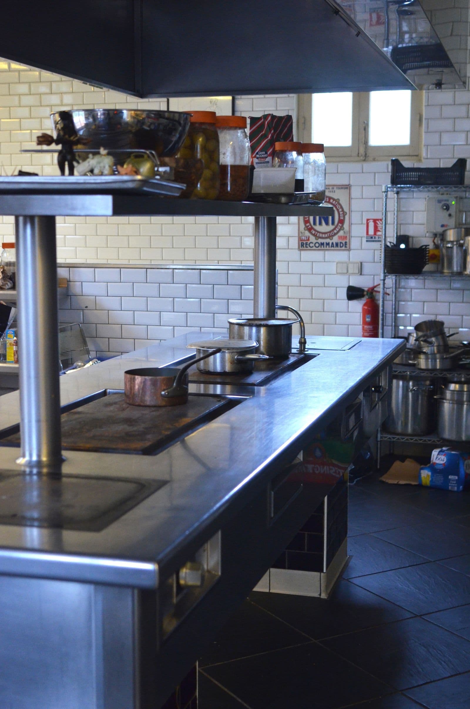 Cuisine professionnelle en inox, piano de cuisson et plans